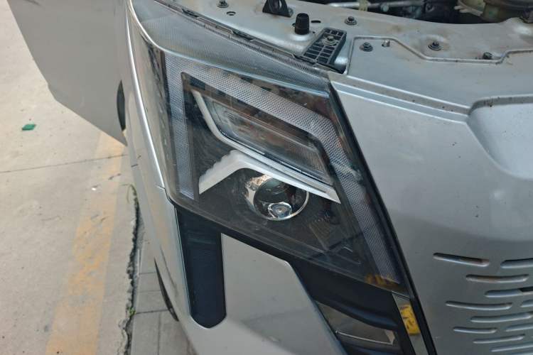 Used Dongfeng Yufeng 2023 V9+ 2.0T Automatic Front-Drive Multi-Function Mid-Roof 7/8/9-Seater Right Front Headlight