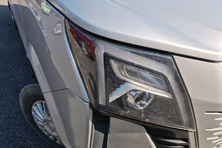 Used Dongfeng Yufeng 2023 V9+ 2.0T Manual Front-Wheel-Drive Multi-Function Mid-Roof Van with 7/8/9 Seats Right Front Headlight