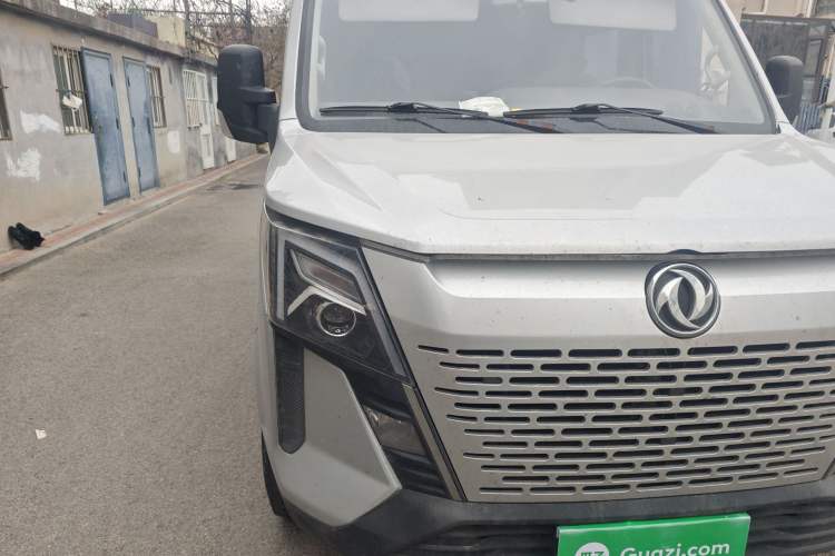 Used Dongfeng Yufeng 2023 V9+ 2.0T Manual Front-Wheel-Drive Multi-Function Short-Chassis Low-Roof 5/6-Seater Right Front Headlight