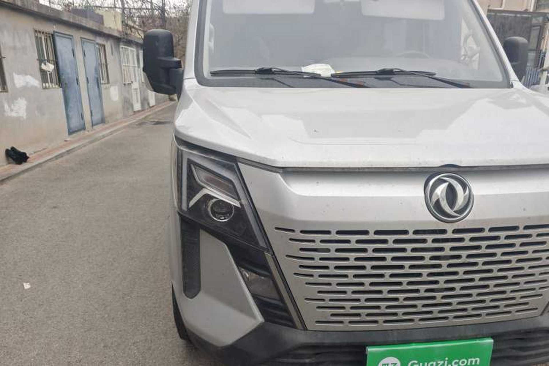 Used Dongfeng Yufeng 2023 V9+ 2.0T Manual Front-Wheel-Drive Multi-Function Short-Chassis Low-Roof 5/6-Seater Right Front Headlight