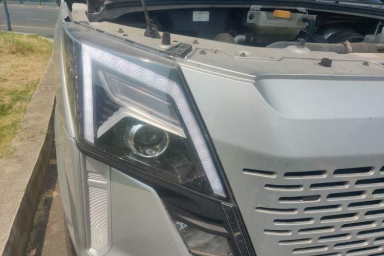 Used Dongfeng Yufeng 2023 V9+ 2.0T Manual Rear-Drive Multi-Function Mid-Height 7/8/9-Seater Right Front Headlight