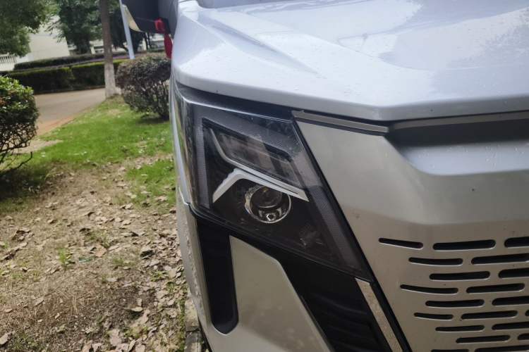 Used Dongfeng Yufeng 2023 V9+ 2.0T Manual Front-Wheel-Drive Multi-Function Mid-Roof Van with 7/8/9 Seats Right Front Headlight