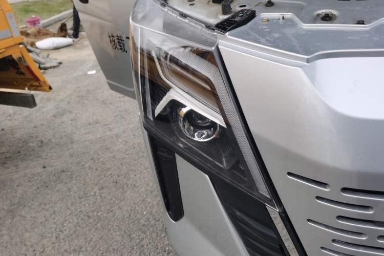 Used Dongfeng Yufeng 2023 V9+ 2.0T Manual Front-Wheel-Drive Multi-Function Mid-Roof Van with 7/8/9 Seats Right Front Headlight