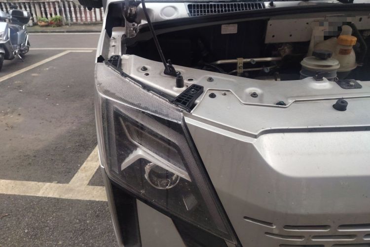 Used Dongfeng Yufeng 2023 V9+ 2.0T Manual Front-Wheel-Drive Multi-Function Short-Chassis Low-Roof 5/6-Seater Right Front Headlight