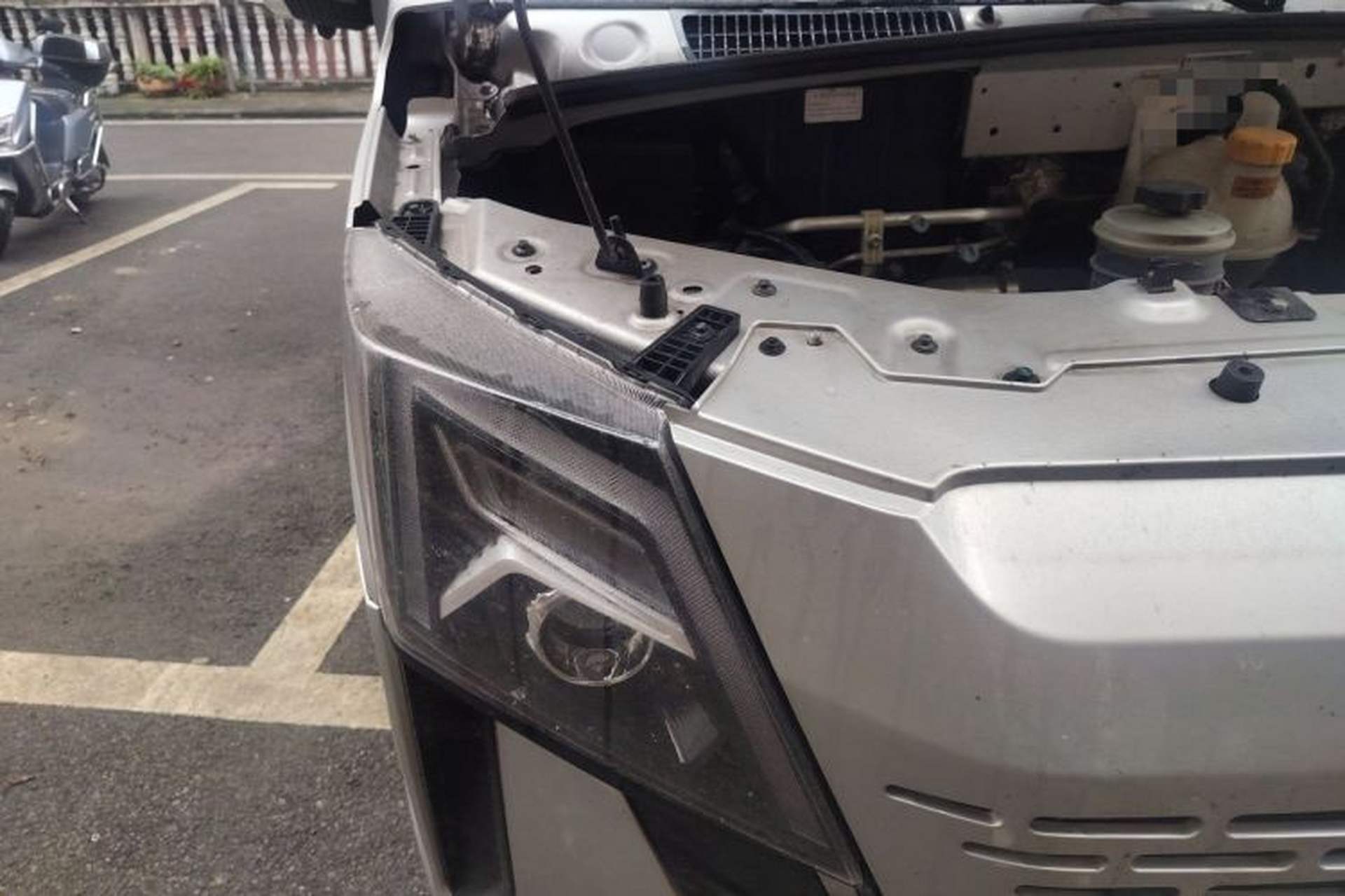 Used Dongfeng Yufeng 2023 V9+ 2.0T Manual Front-Wheel-Drive Multi-Function Short-Chassis Low-Roof 5/6-Seater Right Front Headlight