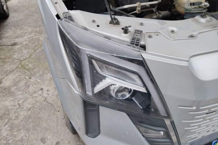 Used Dongfeng Yufeng 2023 V9+ 2.0T Manual Front-Drive Multi-Function Short-Chassis Mid-Height 5/6-Seater Right Front Headlight