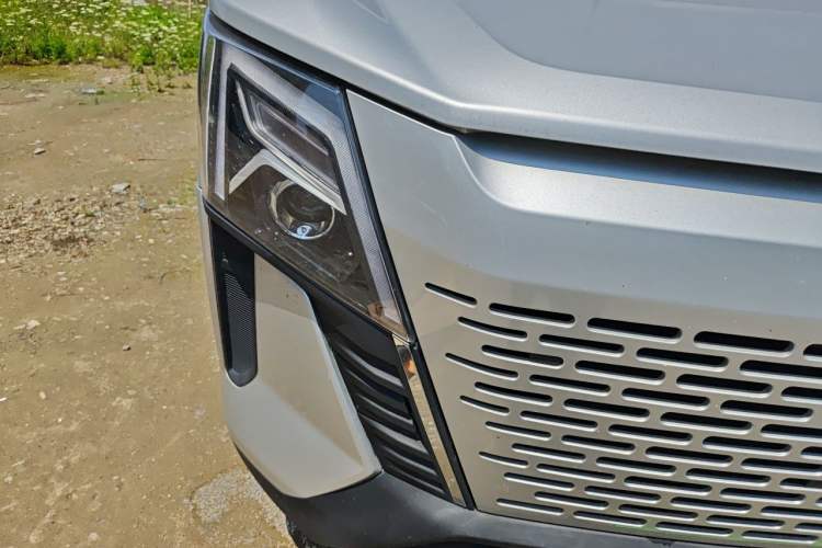 Used Dongfeng Yufeng 2023 V9+ 2.0T Manual Front-Wheel-Drive Multi-Function Mid-Roof Van with 7/8/9 Seats Right Front Headlight