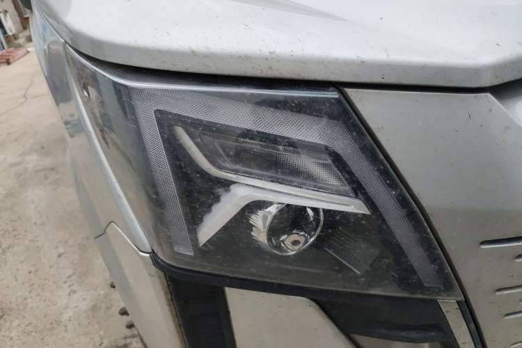 Used Dongfeng Yufeng 2023 V9+ 2.3T Manual Rear-Drive Cargo Van with Dual Rear Tires 3-Seater Right Front Headlight
