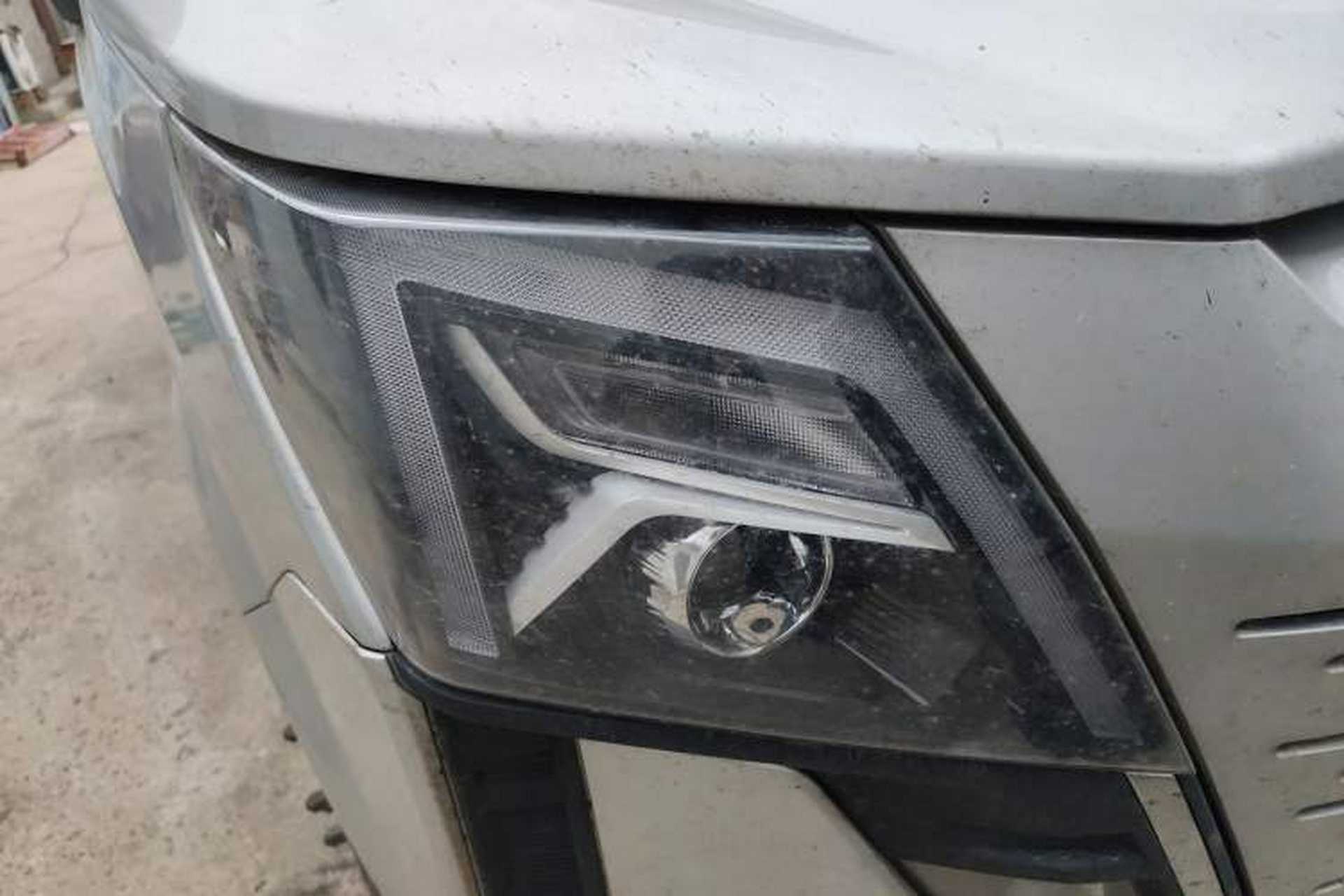 Used Dongfeng Yufeng 2023 V9+ 2.3T Manual Rear-Drive Cargo Van with Dual Rear Tires 3-Seater Right Front Headlight