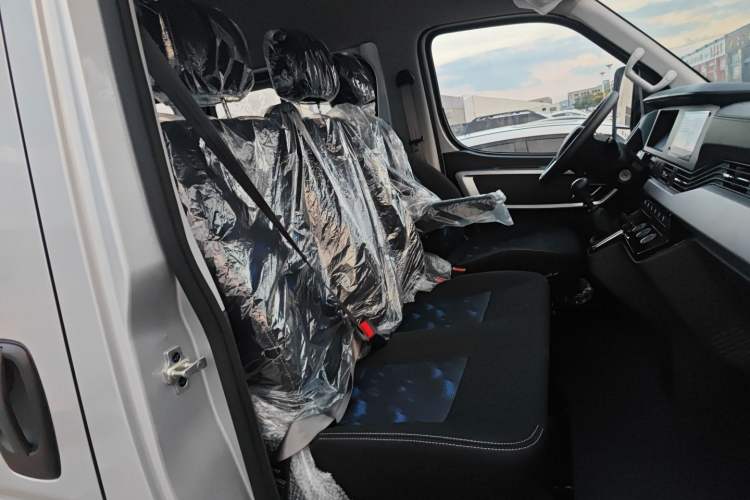 Used Dongfeng Yufeng 2023 V9+ 2.0T Manual Front-Wheel-Drive Multi-Function Mid-Roof Van with 7/8/9 Seats Right Front Seat