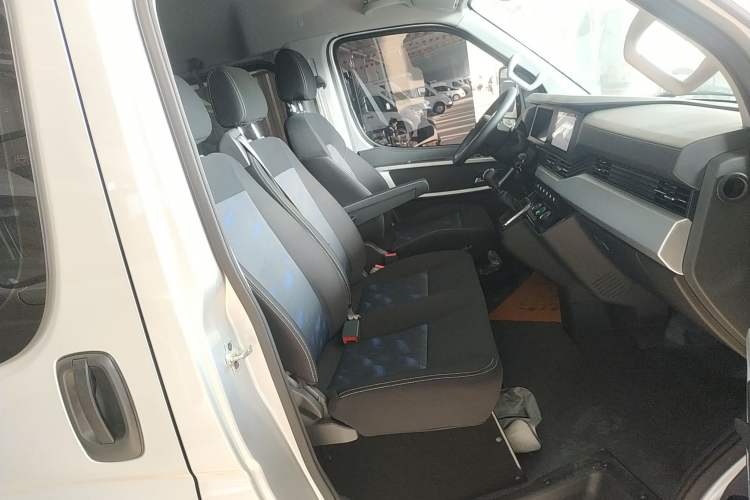Used Dongfeng Yufeng 2023 V9+ 2.0T Manual Front-Wheel-Drive Multi-Function Mid-Roof Van with 7/8/9 Seats Right Front Seat