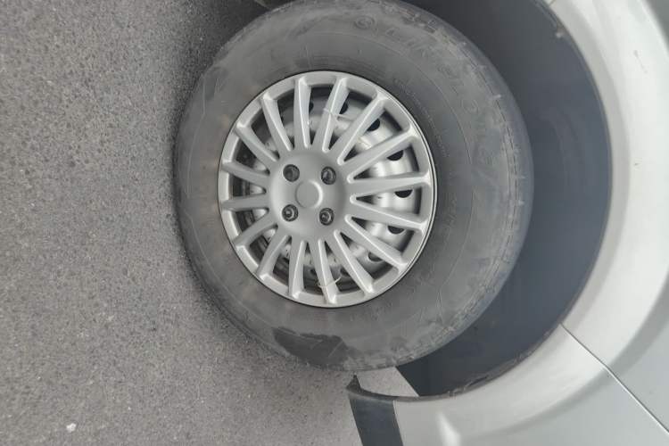 Used Dongfeng Yufeng 2023 V9+ 2.0T Manual Front-Wheel-Drive Multi-Function Mid-Roof Van with 7/8/9 Seats Right Front Wheel Hub