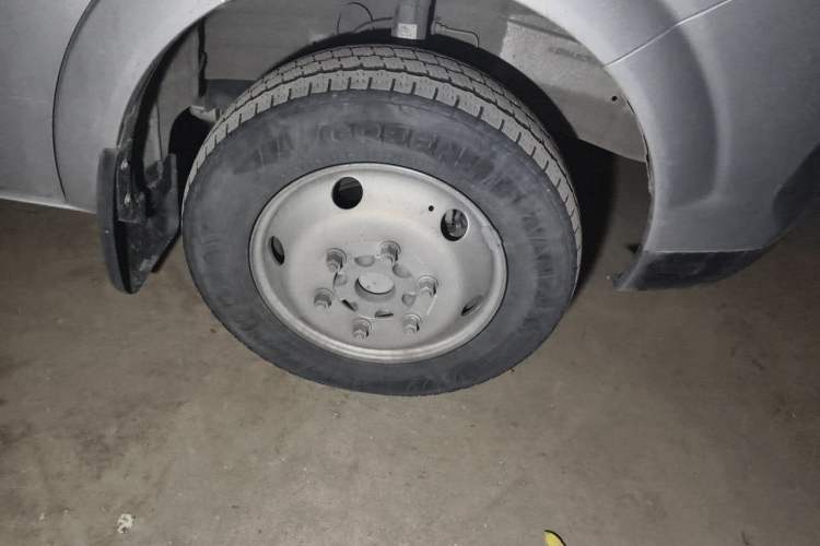 Used Dongfeng Yufeng 2023 V9+ 2.3T Manual Rear-Drive Cargo Van with Dual Rear Tires 3-Seater Right Front Wheel Hub
