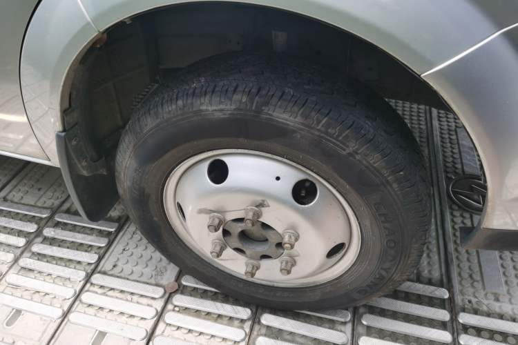 Used Dongfeng Yufeng 2023 V9+ 2.3T Manual Rear-Drive Cargo Van with Dual Rear Tires 3-Seater Right Front Wheel Hub