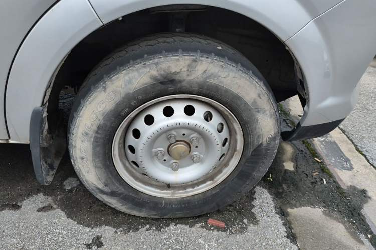 Used Dongfeng Yufeng 2023 V9+ 2.0T Manual Front-Drive Multi-Function Short-Chassis Mid-Height 5/6-Seater Right Front Wheel Hub