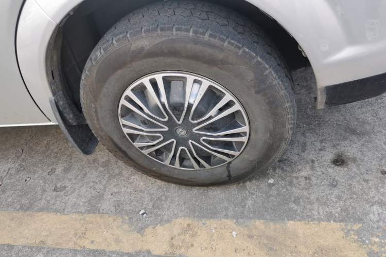 Used Dongfeng Yufeng 2023 V9+ 2.0T Automatic Front-Wheel-Drive Short Wheelbase Mid-Roof Design—5/6-Seater Right Front Wheel Hub