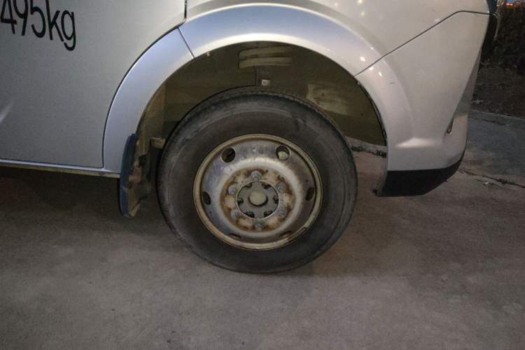 Used Dongfeng Yufeng 2023 V9+ 2.3T Manual Rear-Drive Cargo Van with Dual Rear Tires 3-Seater Right Front Wheel Hub