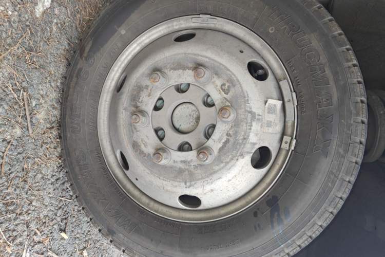 Used Dongfeng Yufeng 2023 V9+ 2.3T Manual Rear-Drive Cargo Van with Dual Rear Tires 3-Seater Right Front Wheel Hub