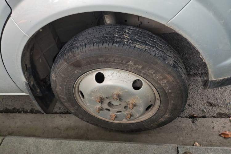 Used Dongfeng Yufeng 2023 V9+ 2.3T Manual Rear-Drive Cargo Van with Dual Rear Tires 3-Seater Right Front Wheel Hub