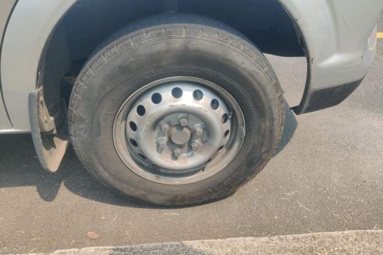 Used Dongfeng Yufeng 2023 V9+ 2.0T Manual Rear-Drive Multi-Function Mid-Height 7/8/9-Seater Right Front Wheel Hub