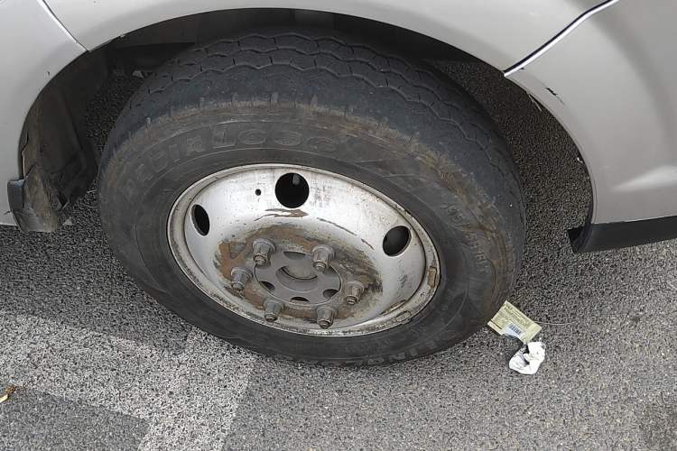 Used Dongfeng Yufeng  Right Front Wheel Hub