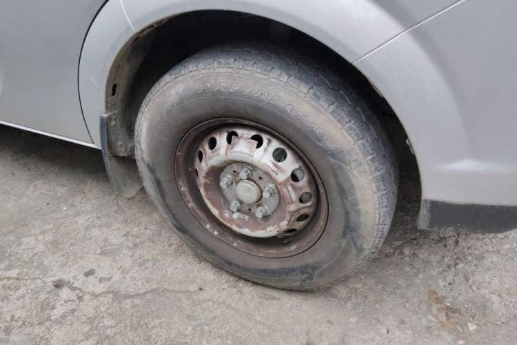 Used Dongfeng Yufeng 2023 V9+ 2.0T Manual Front-Drive Multi-Function Short-Chassis Mid-Height 5/6-Seater Right Front Wheel Hub
