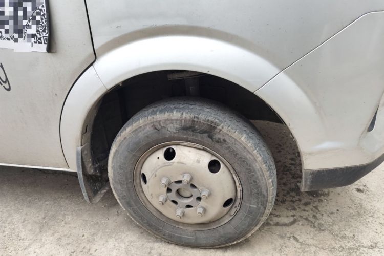 Used Dongfeng Yufeng 2023 V9+ 2.3T Manual Rear-Drive Cargo Van with Dual Rear Tires 3-Seater Right Front Wheel Hub