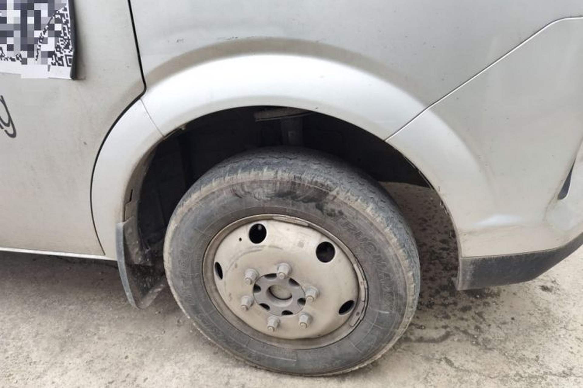 Used Dongfeng Yufeng 2023 V9+ 2.3T Manual Rear-Drive Cargo Van with Dual Rear Tires 3-Seater Right Front Wheel Hub
