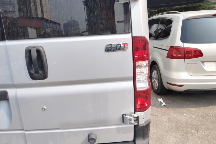 Used Dongfeng Yufeng 2023 V9+ 2.0T Manual Front-Wheel-Drive Multi-Function Mid-Roof Van with 7/8/9 Seats Right Rear Taillight