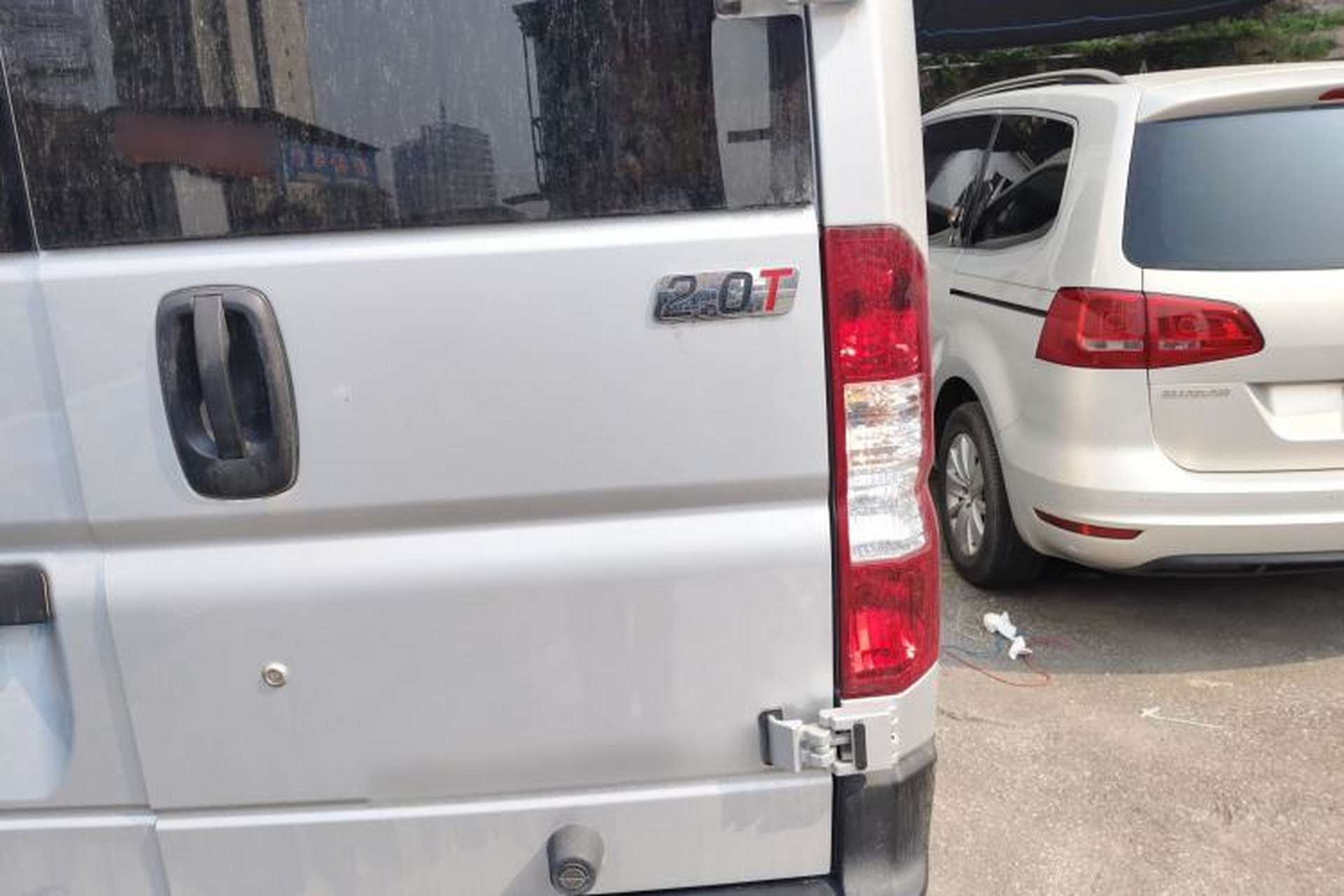 Used Dongfeng Yufeng 2023 V9+ 2.0T Manual Front-Wheel-Drive Multi-Function Mid-Roof Van with 7/8/9 Seats Right Rear Taillight