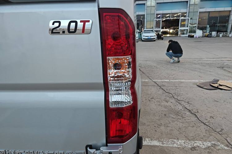 Used Dongfeng Yufeng 2023 V9+ 2.0T Manual Front-Wheel-Drive Multi-Function Mid-Roof Van with 7/8/9 Seats Right Rear Taillight