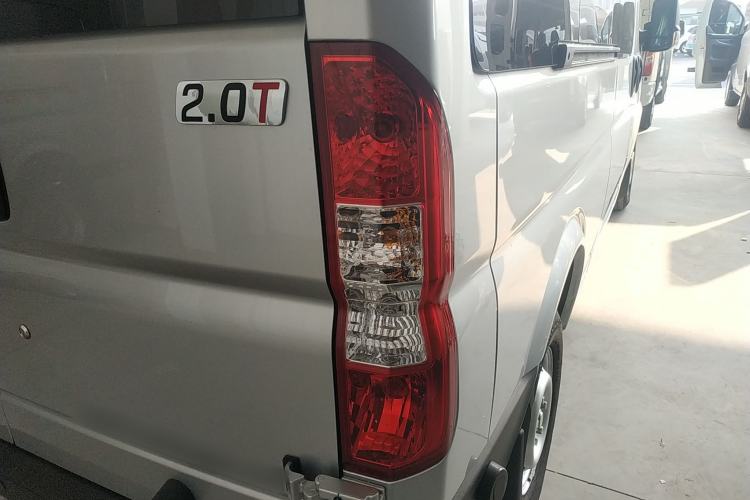 Used Dongfeng Yufeng 2023 V9+ 2.0T Manual Front-Wheel-Drive Multi-Function Mid-Roof Van with 7/8/9 Seats Right Rear Taillight