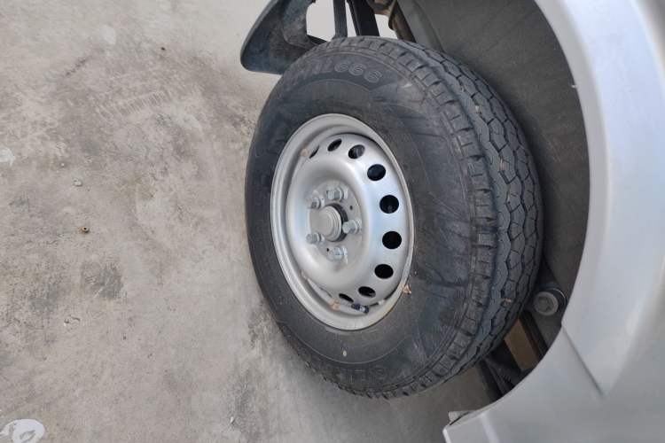 Used Dongfeng Yufeng 2023 V9+ 2.0T Manual Front-Wheel-Drive Multi-Function Short-Chassis Low-Roof 5/6-Seater Right Rear Wheel Hub