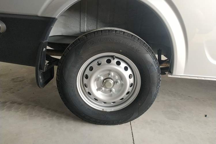 Used Dongfeng Yufeng 2023 V9+ 2.0T Manual Front-Wheel-Drive Multi-Function Mid-Roof Van with 7/8/9 Seats Right Rear Wheel Hub