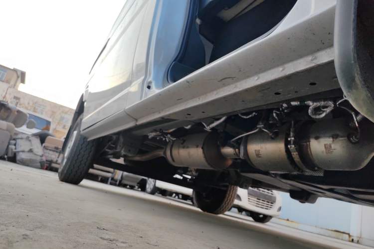 Used Dongfeng Yufeng 2023 V9+ 2.0T Manual Front-Wheel-Drive Multi-Function Short-Chassis Low-Roof 5/6-Seater Right Side Sill