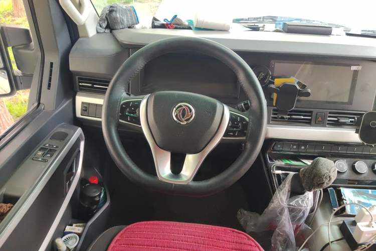 Used Dongfeng Yufeng 2023 V9+ 2.0T Manual Front-Wheel-Drive Multi-Function Mid-Roof Van with 7/8/9 Seats Steering Wheel