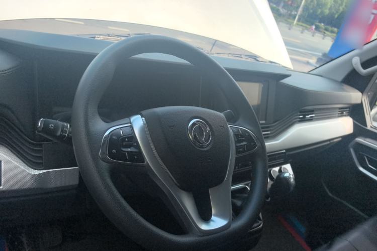 Used Dongfeng Yufeng 2023 V9+ 2.0T Manual Front-Wheel-Drive Multi-Function Short-Chassis Low-Roof 5/6-Seater Steering Wheel