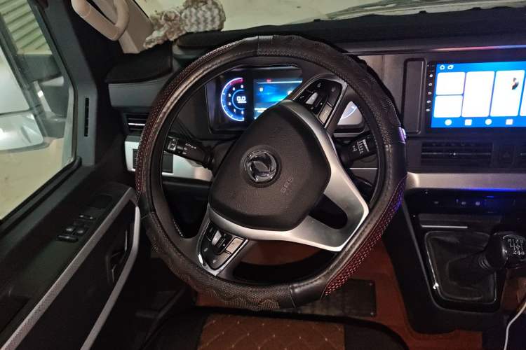 Used Dongfeng Yufeng 2023 V9+ 2.0T Manual Front-Drive Multi-Function Short-Chassis Mid-Height 5/6-Seater Steering Wheel