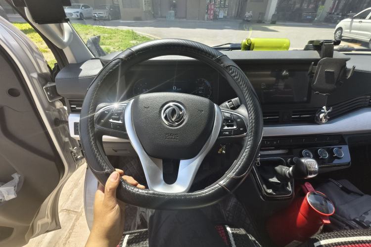 Used Dongfeng Yufeng 2023 V9+ 2.3T Manual Rear-Drive Cargo Van with Dual Rear Tires 3-Seater Steering Wheel