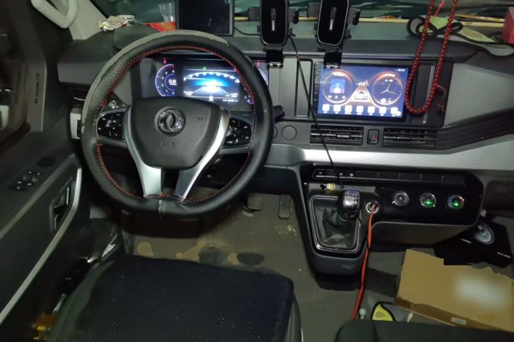 Used Dongfeng Yufeng 2023 V9+ 2.0T Manual Front-Wheel-Drive Multi-Function Mid-Roof Van with 7/8/9 Seats Steering Wheel