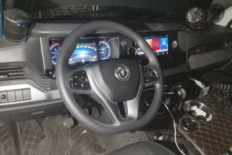 Used Dongfeng Yufeng 2023 V9+ 2.3T Manual Rear-Drive Cargo Van with Dual Rear Tires 3-Seater Steering Wheel