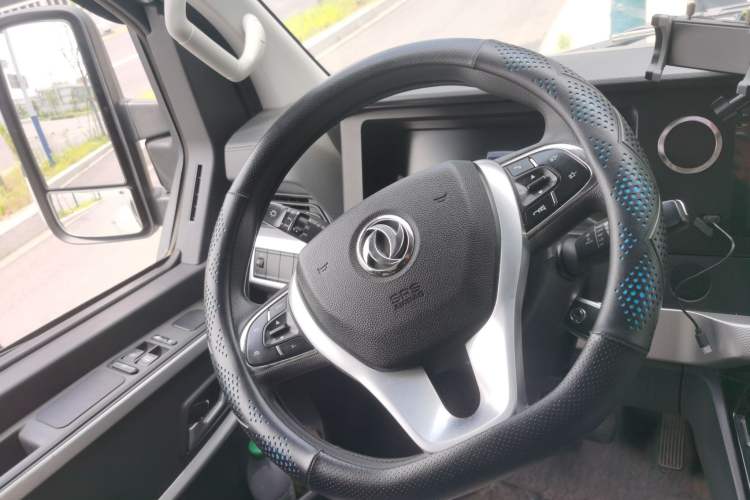 Used Dongfeng Yufeng 2023 V9+ 2.3T Manual Rear-Drive Cargo Van with Dual Rear Tires 3-Seater Steering Wheel