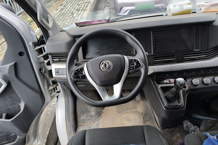Used Dongfeng Yufeng 2023 V9+ 2.0T Manual Front-Drive Multi-Function Short-Chassis Mid-Height 5/6-Seater Steering Wheel