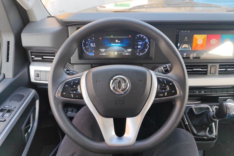 Used Dongfeng Yufeng 2023 V9+ 2.0T Manual Front-Wheel-Drive Multi-Function Short-Chassis Low-Roof 5/6-Seater Steering Wheel
