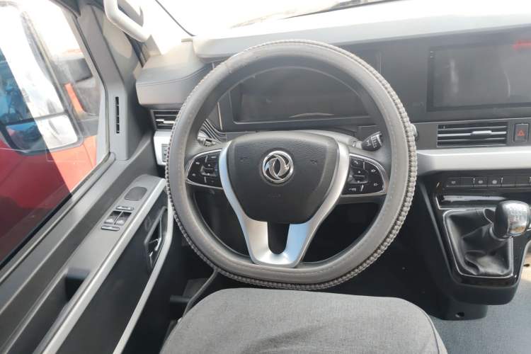 Used Dongfeng Yufeng 2023 V9+ 2.0T Manual Front-Wheel-Drive Multi-Function Mid-Roof Van with 7/8/9 Seats Steering Wheel