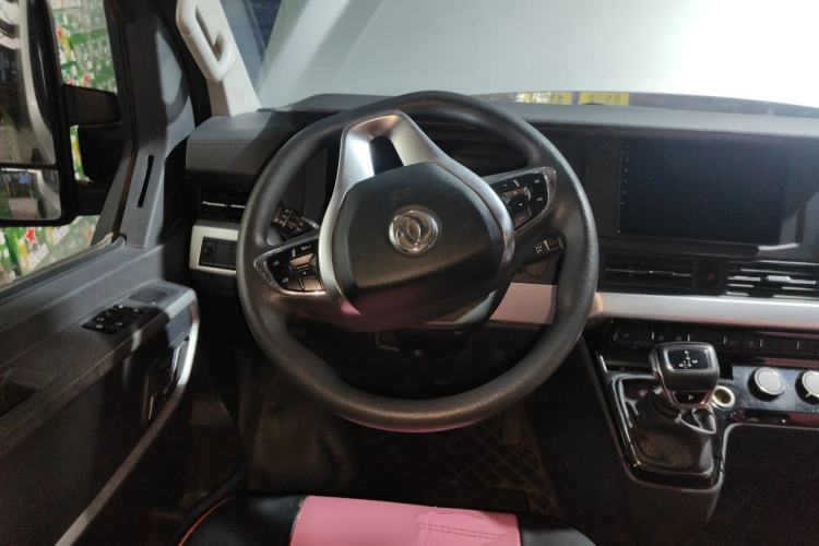 Used Dongfeng Yufeng 2023 V9+ 2.0T Automatic Front-Drive Multi-Function Mid-Roof 7/8/9-Seater Steering Wheel