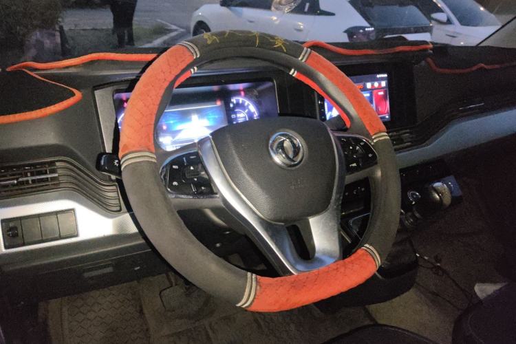 Used Dongfeng Yufeng 2023 V9+ 2.3T Manual Rear-Drive Cargo Van with Dual Rear Tires 3-Seater Steering Wheel