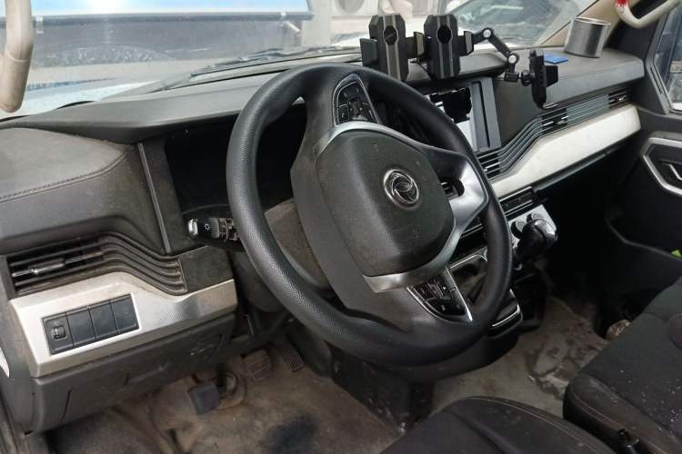 Used Dongfeng Yufeng 2023 V9+ 2.3T Manual Rear-Drive Van Long Wheelbase Mid-Roof Design 3-Seater Steering Wheel