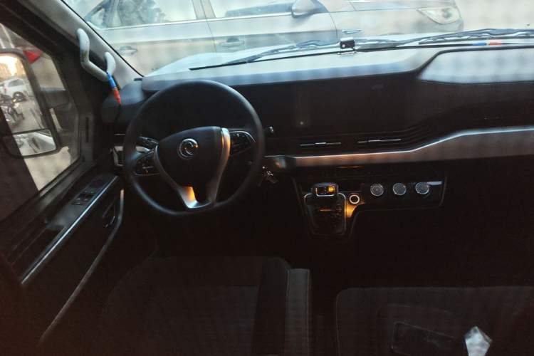 Used Dongfeng Yufeng 2023 V9+ 2.0T Automatic Front-Drive Multi-Function Mid-Roof 7/8/9-Seater Steering Wheel