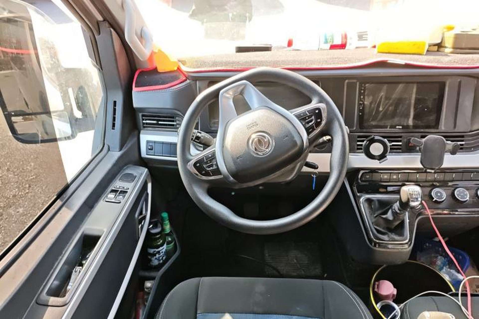 Used Dongfeng Yufeng 2023 V9+ 2.0T Manual Front-Wheel-Drive Multi-Function Mid-Roof Van with 7/8/9 Seats Steering Wheel